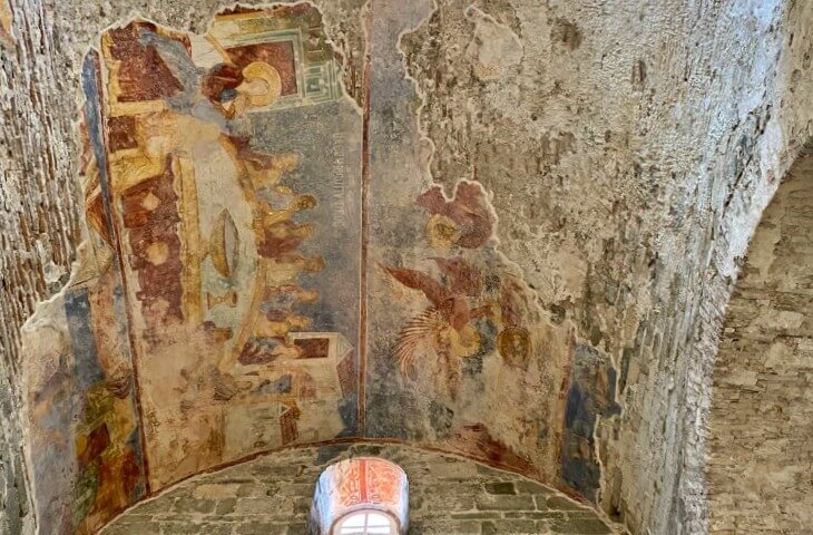 Trabzon Ayasofya’daki batı duvarında İsa’nın havarilerinin ayaklarını yıkaması, Son Akşam Yemeği ve Pilatus’un ellerini yıkaması sahnelerinin yer aldığı Bizans freskleri.